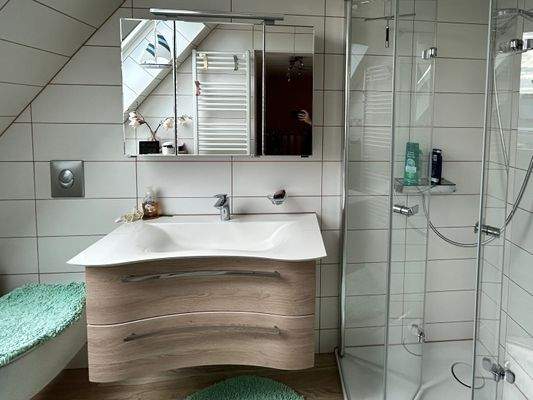 Bad im Obergeschoss mit Dusche
