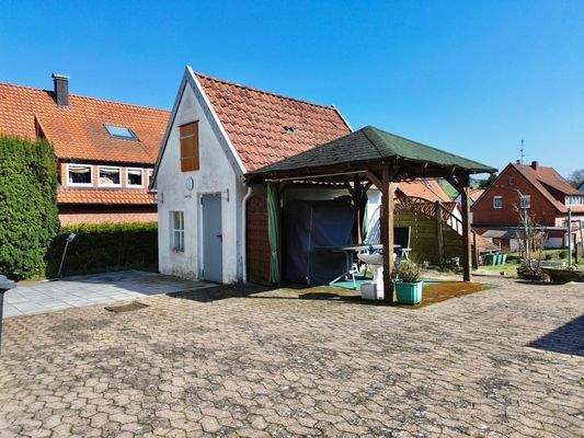 Nebengebäude mit überdachtem Freisitz