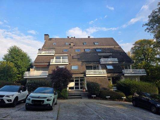 Hausansicht mit Stellplatz 