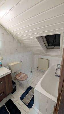 Bad mit Fenster und Wanne  im DG