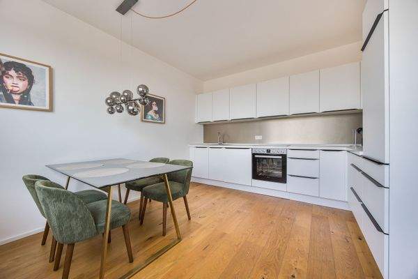 Geräumige Küche mit Essplatz