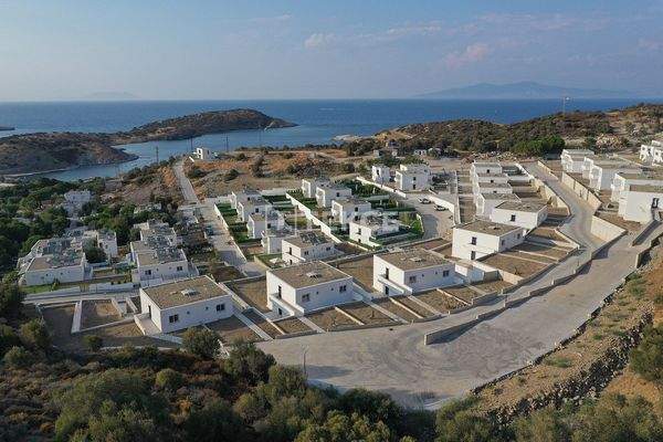 1+1 Apartments in a Beachfront Complex in İzmir Foça