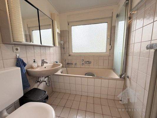 Bad mit Wanne und Duschabtrennung