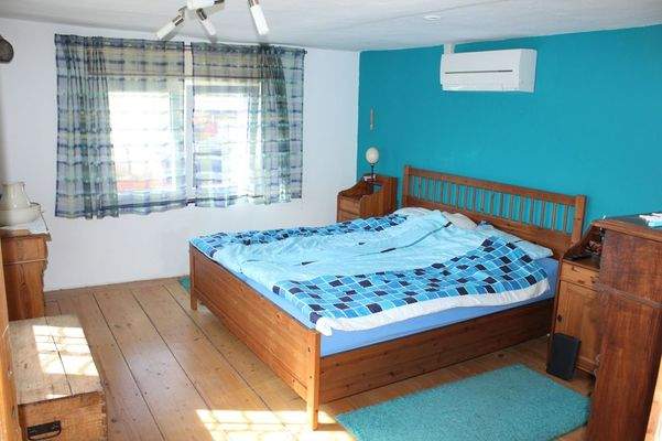 Großes Schlafzimmer im Obergeschoss mit...