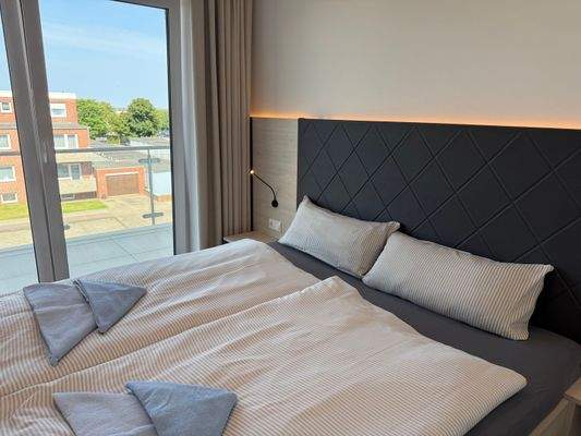 Schlafzimmer mit Zugang zum Balkon