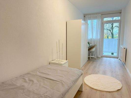 Helles Schlafzimmer mit Balkon