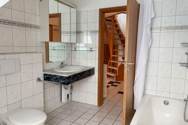 Badezimmer mit Fenster