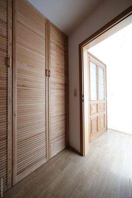 Flur mit Abstellraum und Einbauschrank