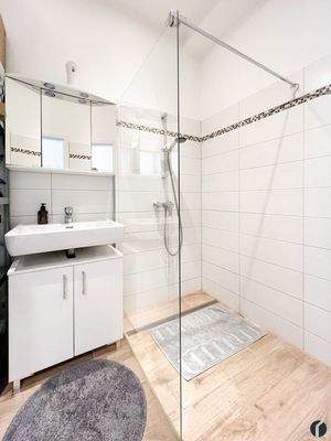 Badezimmer mit Walk-in-Dusche