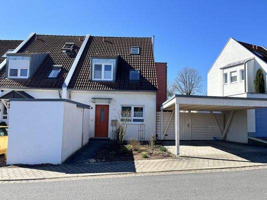 Straßenansicht mit Abstellraum und Hauseingang