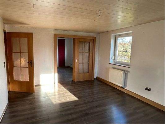 Wohnzimmer mit Durchgang ins Esszimmer