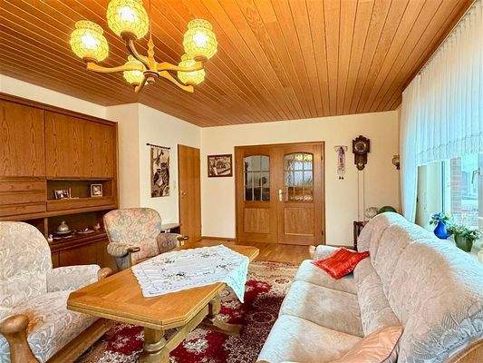 Wohnzimmer mit Flügeltür