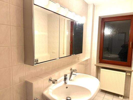 Badezimmer mit Fenster