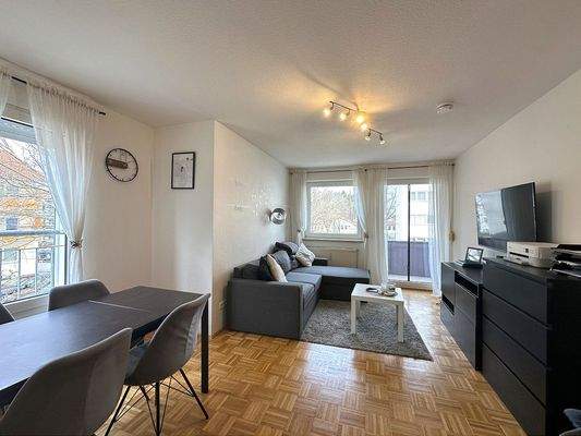 Wohnbereich mit Zugang zum Balkon