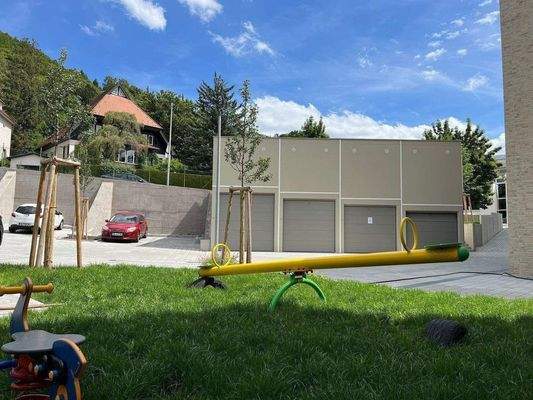 Aussenbereich mit Spielfläche.JPEG