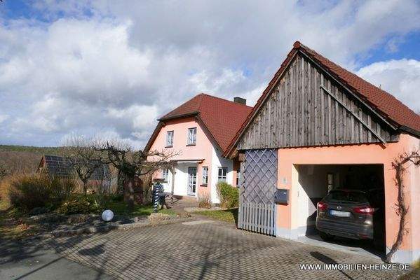 Haus - und Garagenansicht