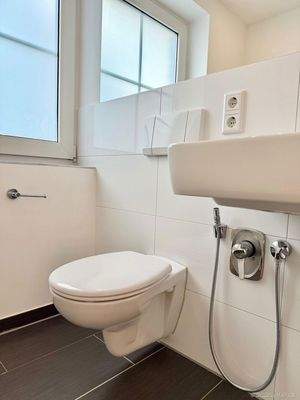 mit Dusch-WC u. Außenfenster
