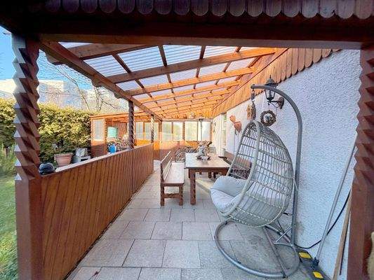 Terrasse neben dem Haus