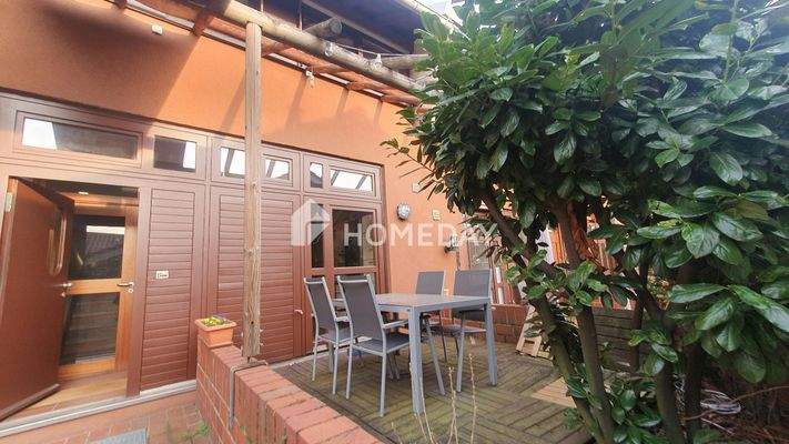 Eingang und Frühstücksterrasse