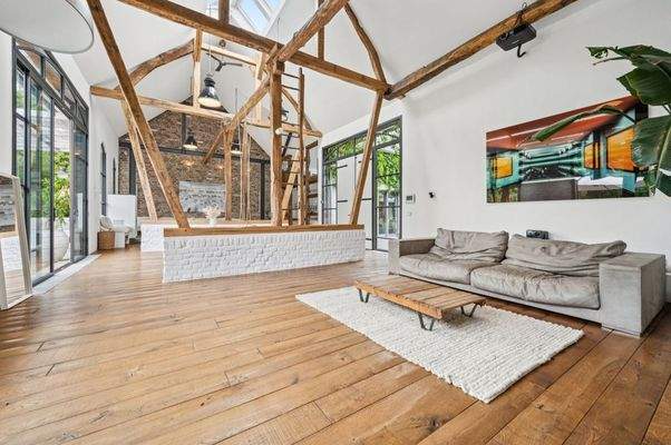 Wohnbereich mit Loft-Charakter und Holzbalken