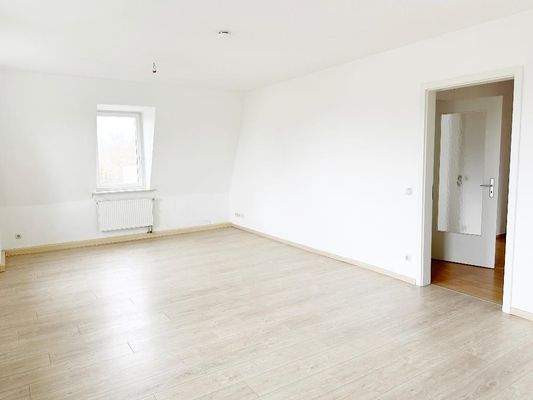 Wohnzimmer mit Blick Richtung Flurbereich