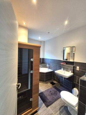 Bad mit Wanne und Dusche 1