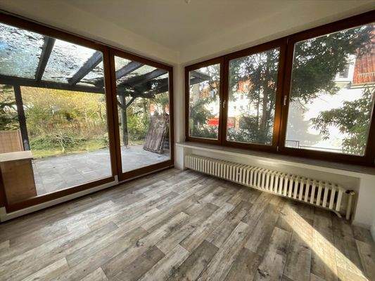 Wintergarten mit Zugang zur Terrasse