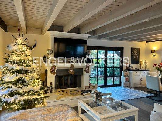 Wohnzimmer mit Kamin