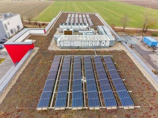 begrünte Dachfläche mit Solar