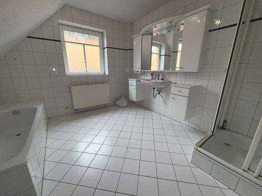großes Badezimmer im DG