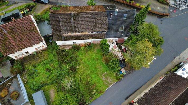 Hausansicht + Grundstück