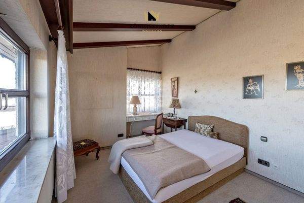 ...in das Damen-Schlafzimmer - mit Schminktisch... 