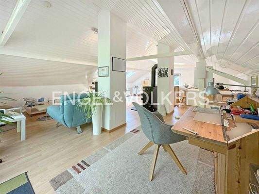 Wohnzimmer/Dachstudio mit Balkon
