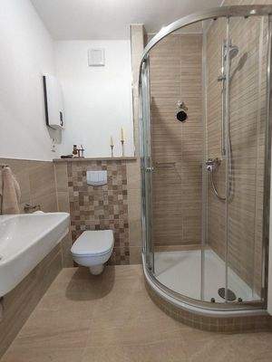 Bad mit Duschkabine