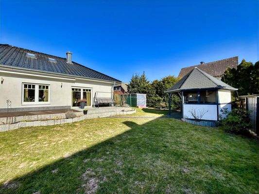 Blick in den Garten mit einem kleinen Pavillon