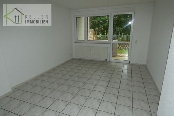 Wohnzimmer mit Loggia, Terrasse + Gartenfläche