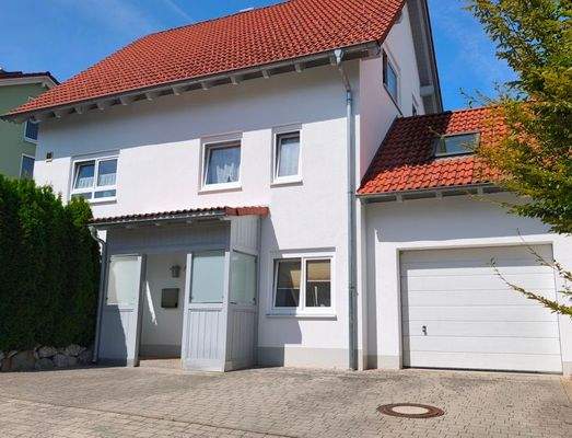 XXL-Parkkomfort: 1 sehr große Garage zzgl. 3 Außenstellplätze