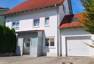 XXL-Parkkomfort: 1 sehr große Garage zzgl. 3 Außenstellplätze