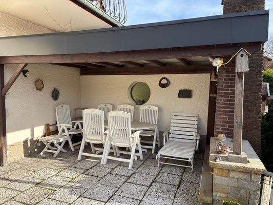 Überdachte Terrasse mit Kamin