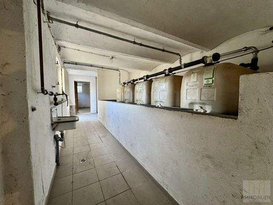 EG: Öltanks und Lagerräume