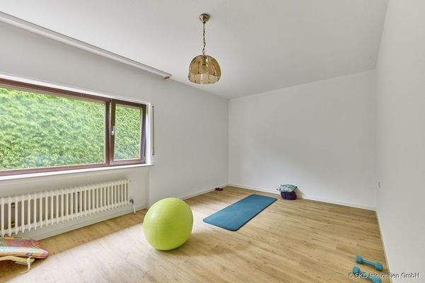 Das freundlich helle Schlafzimmer im Untergeschoss