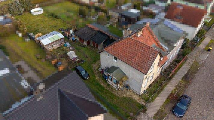 Luftaufnahme des Wohnhauses mit Grundstück