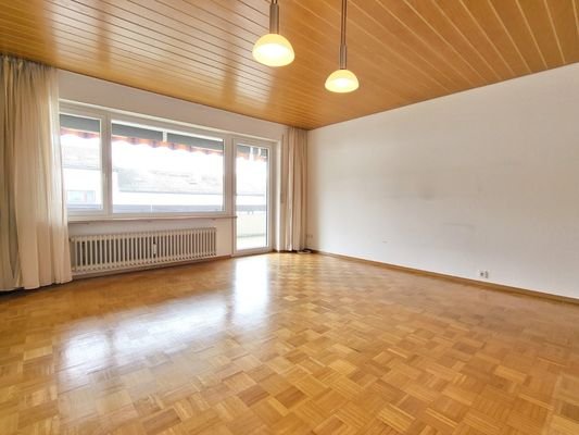 Geräumiges Wohnzimmer mit Zugang zum Balkon