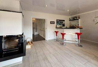 mit Bar und Kamin