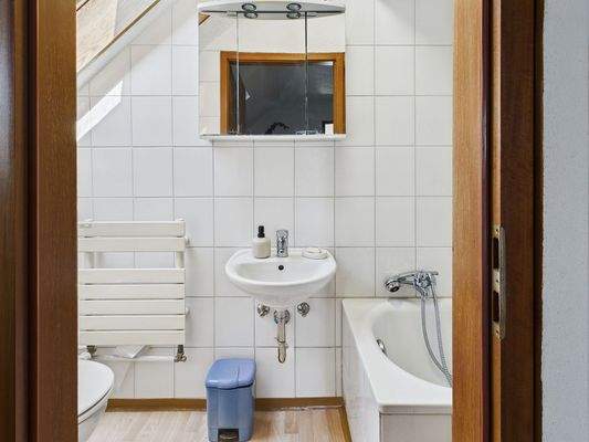 Gemeinschafts-WC und Dusche 1.OG