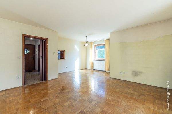 Essplatz mit Durchreiche