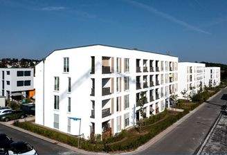 Niederfeldstraße 71-75, 34128 Kassel - Vierstöckiges Mehrfamilienhaus mit weißer Fassade und Balkonen bzw. Terrassen