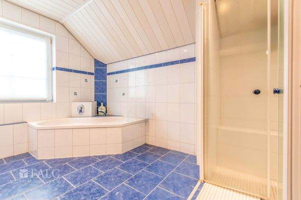 Badezimmer Dusche u. Badewanne