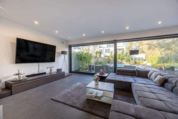 Wohnzimmer mit Fensterfront