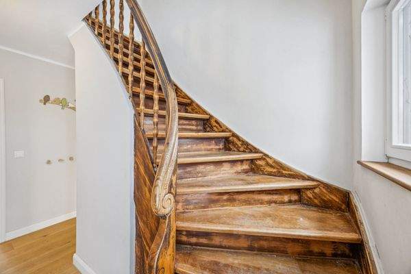 Holztreppe ins Dachgeschoss